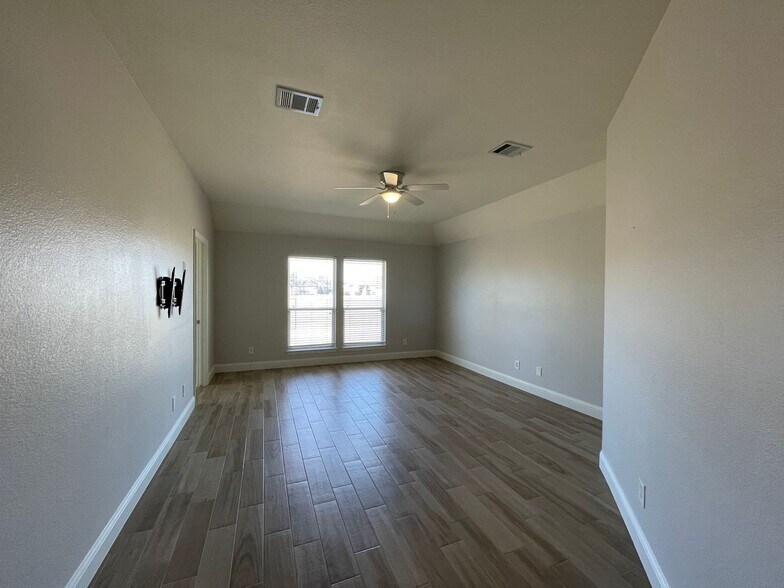 Building Photo - 340 Creekside Trail