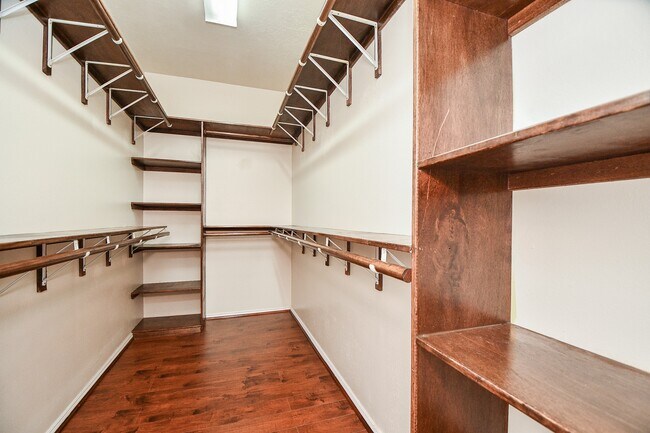 Building Photo - 5327 Laura Lee Ln