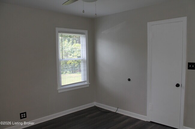 Building Photo - 528 Harris Pl