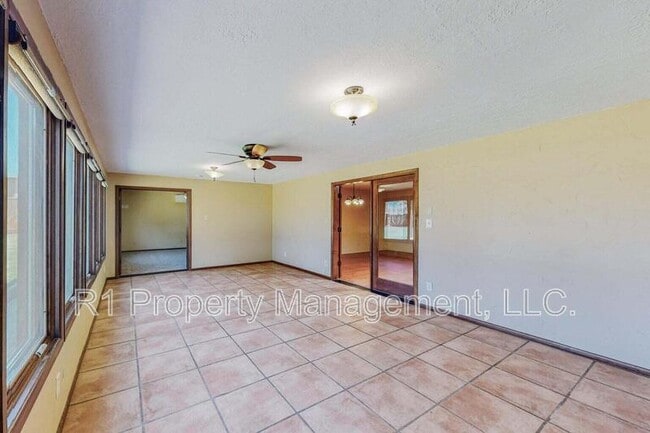 Building Photo - 501 Calle del la Angel