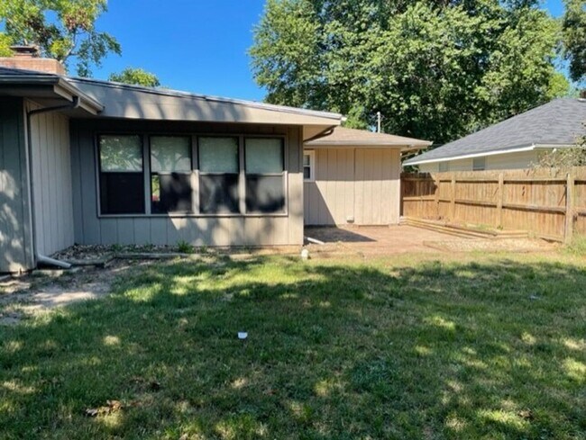 Building Photo - 3 Bedroom, 2 Bathroom, Great Location!