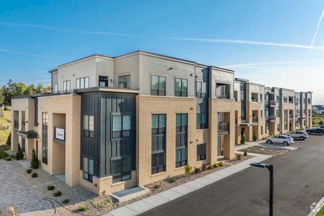 Building Photo - 880 N Main