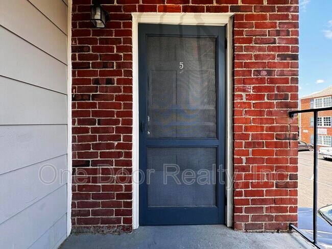 Building Photo - 732 Scotland St