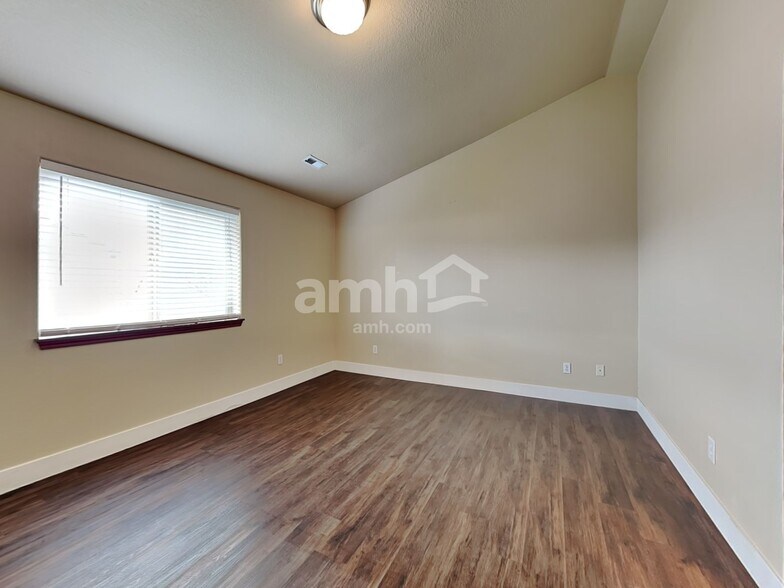 Building Photo - 1115 SE Rollins Ave