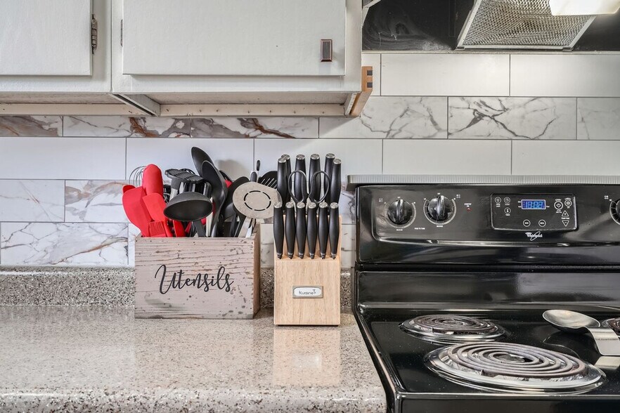 Building Photo - 10968 Jay St