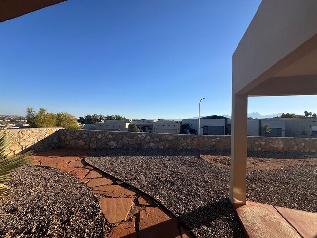 Building Photo - Adorable Towhhome Located off Foothills