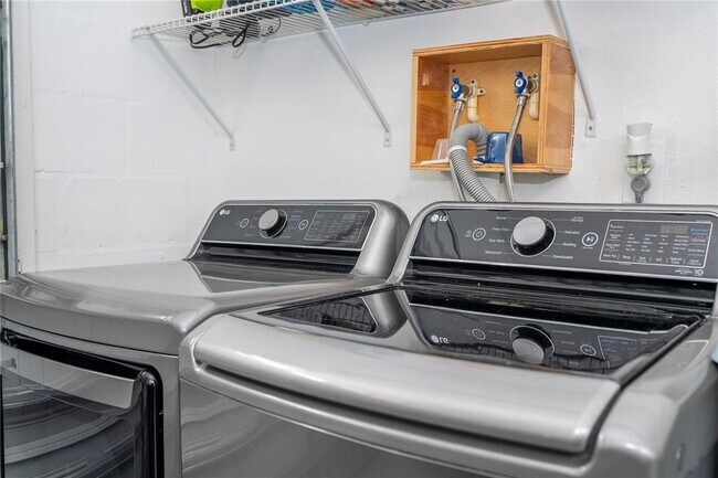 Building Photo - 1327 Shinnecock Hills Dr