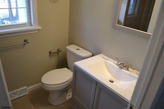 Building Photo - 321 Dogwood Ave