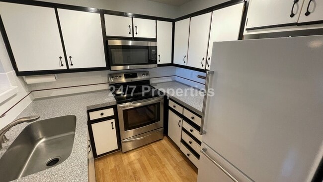 Building Photo - Lovely 2 BD | 2 BA Condo with Balcony - We...