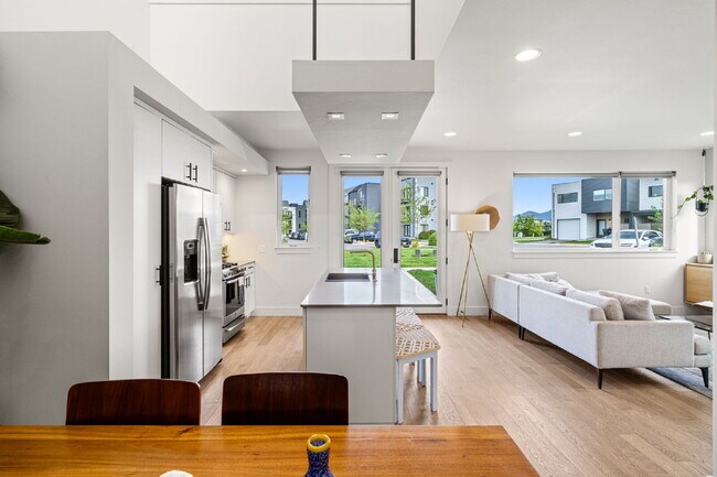 Building Photo - Modern Luxury in this end unit Blondie Condo
