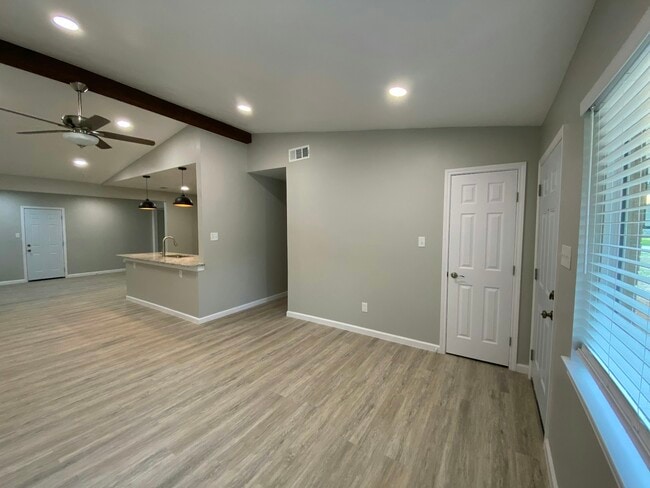 Building Photo - 1001 Paula Dr