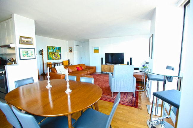 Building Photo - 30 West 60th Street