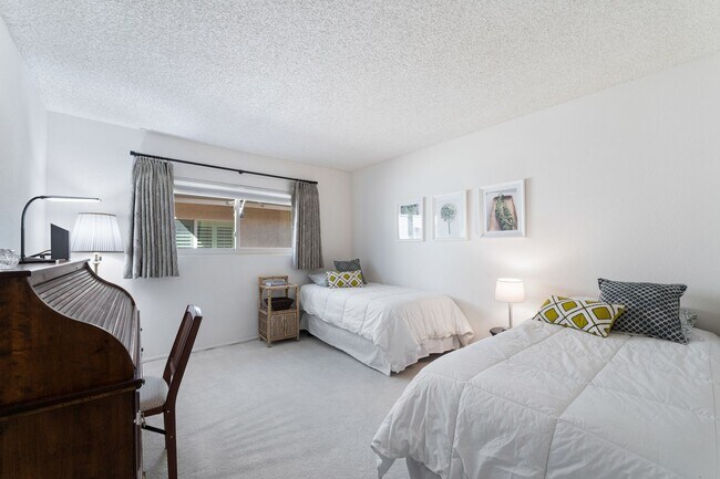 Building Photo - Welcome to this updated & spacious Golf Course Home in Leisure World a 45+ Active Adult Resort Co...