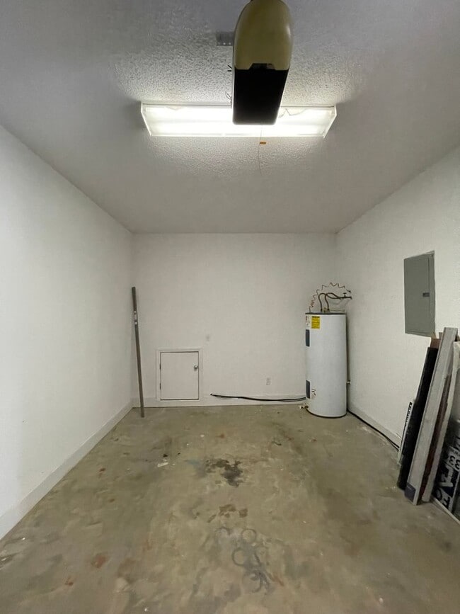 Building Photo - Courtyard Subdivision!!