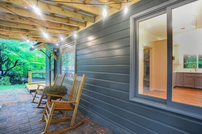 Building Photo - Charming 2BR House in Tryon