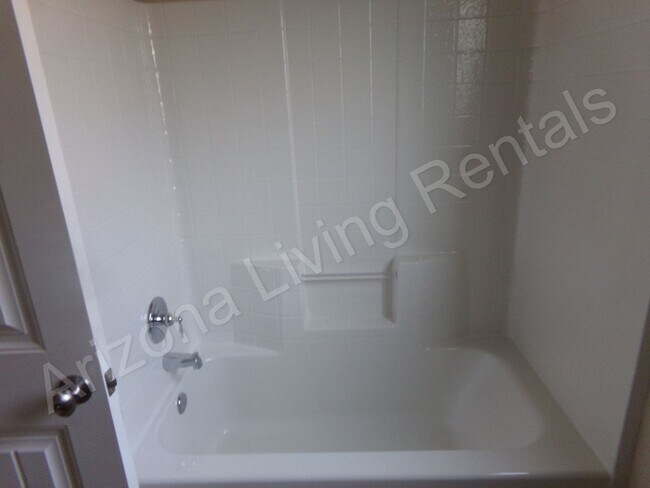 Building Photo - SUPER CLEAN 4 BEDROOM HOME