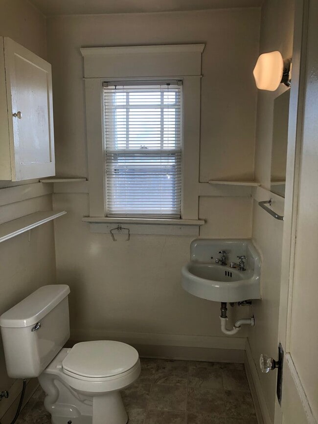Building Photo - Vintage Campus House ~  3 bedrooms, 1.5 bath
