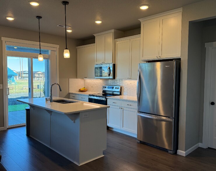 Building Photo - 9008 W Caelen Ave