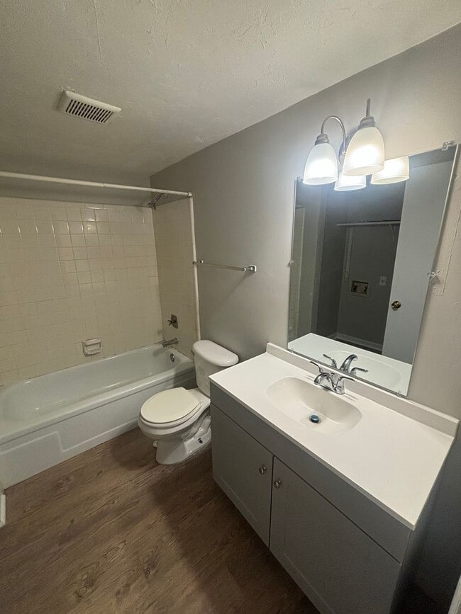 Building Photo - 2 bed/ 1 bath Apartment in Prime Tallahass...