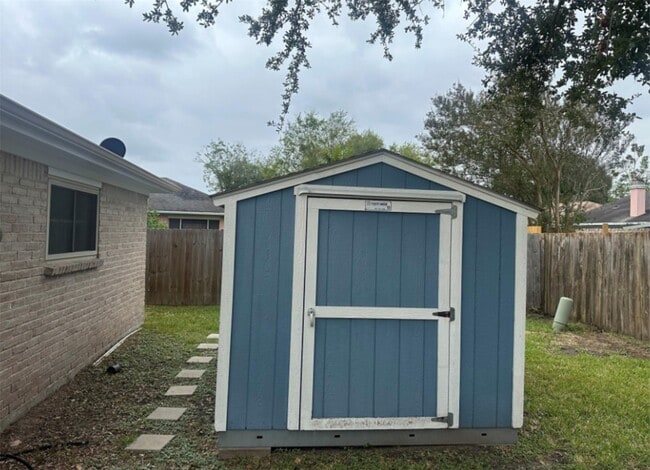 Building Photo - 6910 Krause Dr