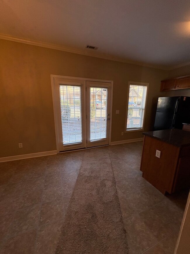 Building Photo - Cute 2 Bedroom Townhouse Near Furman and C...