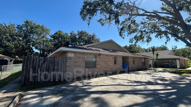 Building Photo - 3201 Bloomingdale Villas Ct