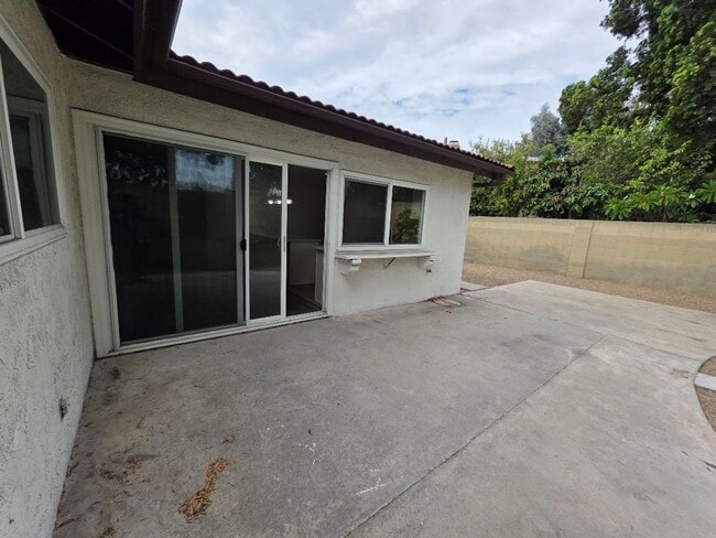 Building Photo - SPACIOUS 4BD/2BA WITH GARAGE, LAUNDRY AND ...