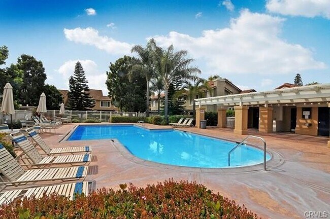 Building Photo - Beautiful End-Unit Townhome in the Desirab...