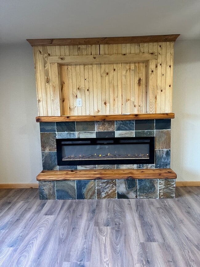 Building Photo - Country Living Close to Town!