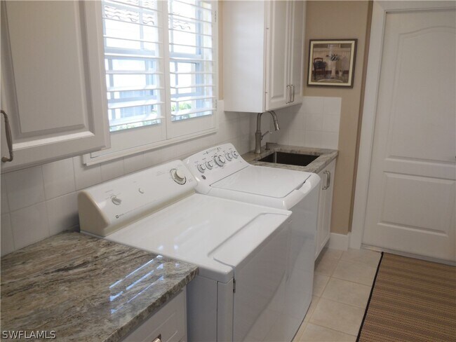 Building Photo - 5441 Guadeloupe Way