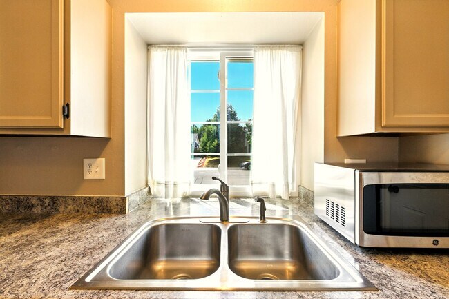 Building Photo - Tri-Level 3 Bedroom 2 Bath Large Backyard ...