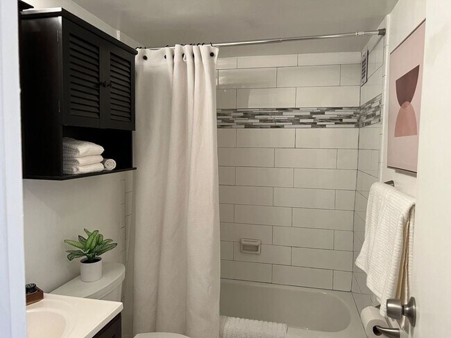 Building Photo - 522 21st St NW