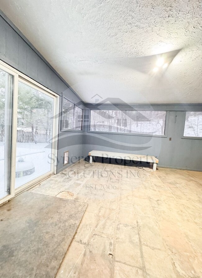 Building Photo - Lexington Schools Split Level