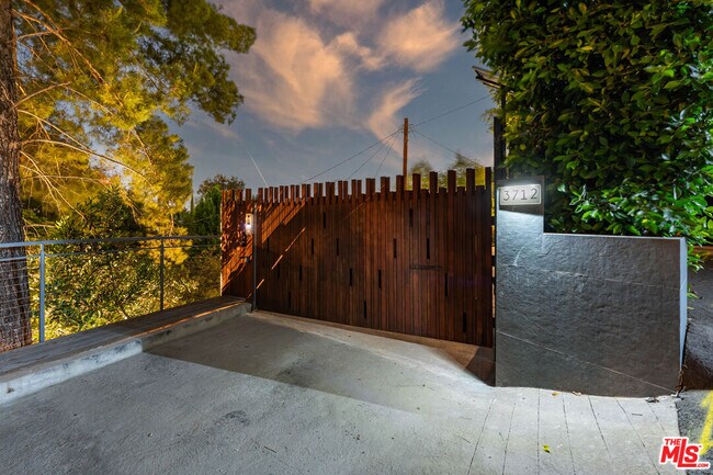 Building Photo - 3712 Broadlawn Dr