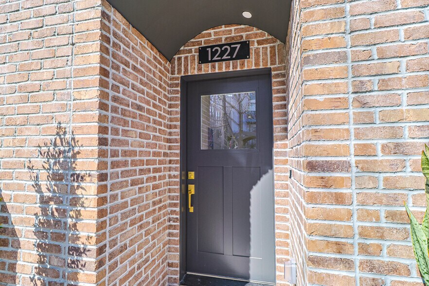 Building Photo - 1227 N June St