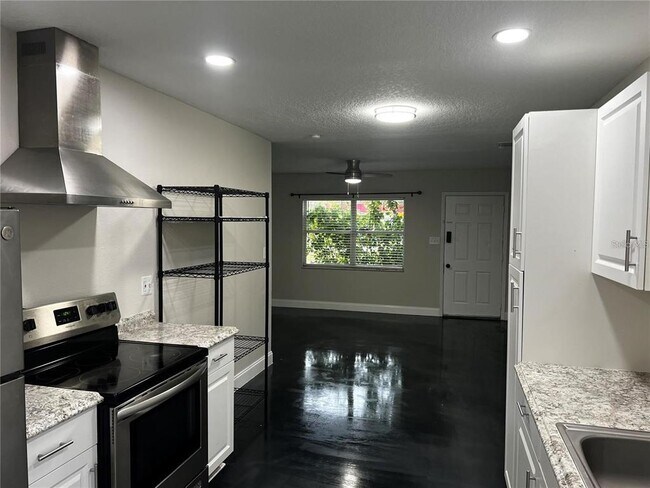 Building Photo - 2117 Bonneville Dr