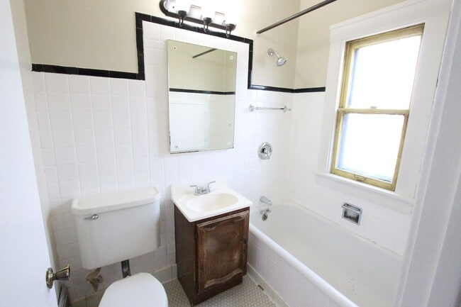 Building Photo - 3 Bedroom 1.5 Bath West Allis House for Rent
