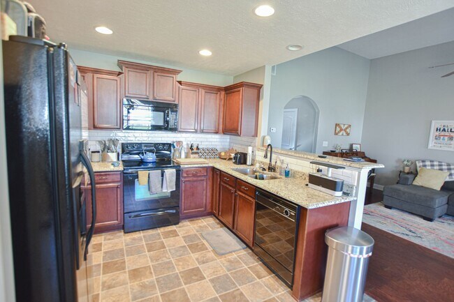 Building Photo - Pet Friendly Three Bedroom!