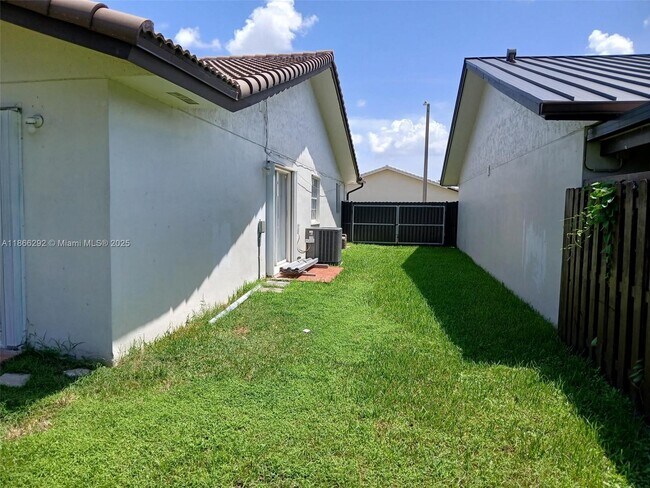 Building Photo - 2424 SW 143rd Pl