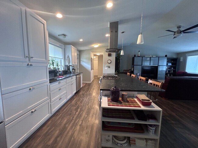 Building Photo - 3 Bedroom 2 Bath home in south Bellingham with a 2-car garage