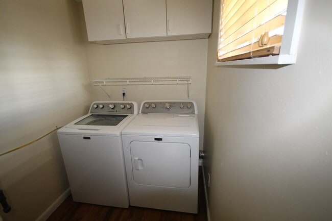 Building Photo - Midtown House Close to Everything, A/C, Ha...
