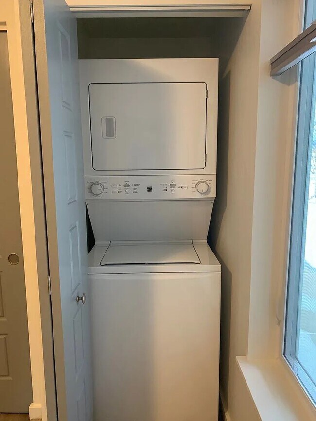 Building Photo - Cottonwood Road Duplex