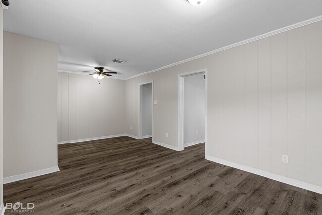 Building Photo - 3 bed 2 bath Town House