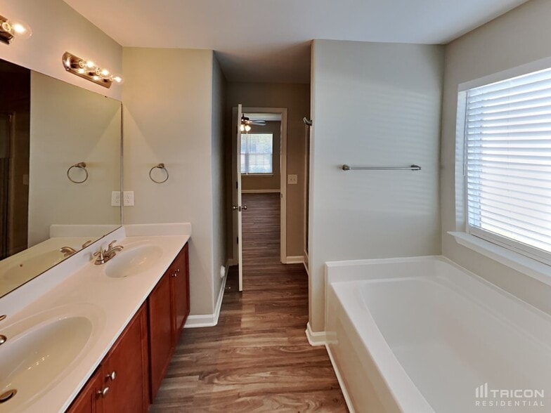 Building Photo - 3418 Anita Glen Dr