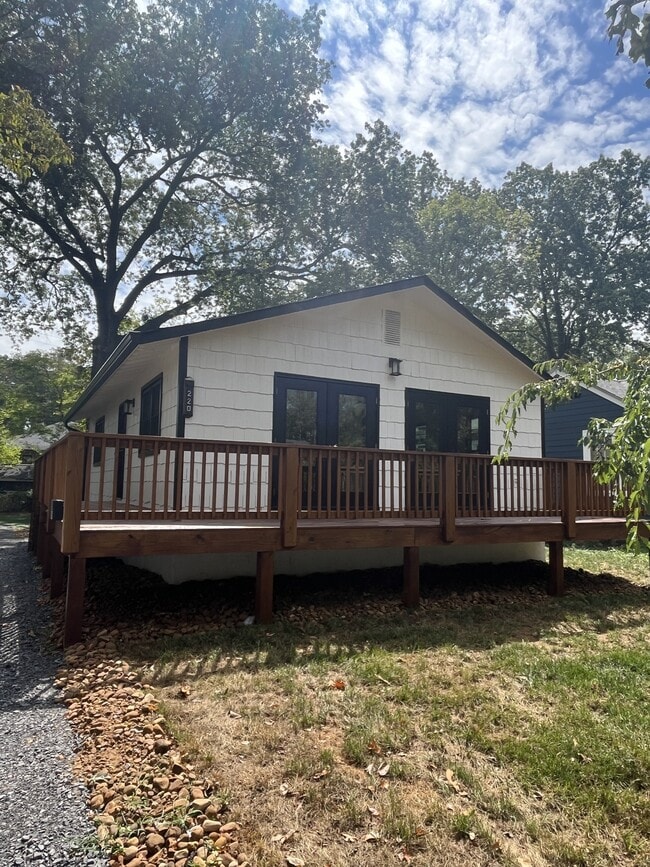 Building Photo - 220 Eveningside Dr