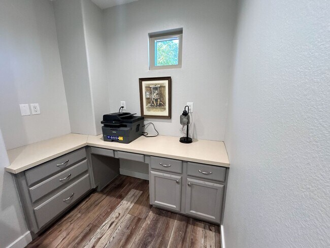 Building Photo - Beautiful fully furnished 4-bedroom, 2.5-bath home located near downtown Gilbert!