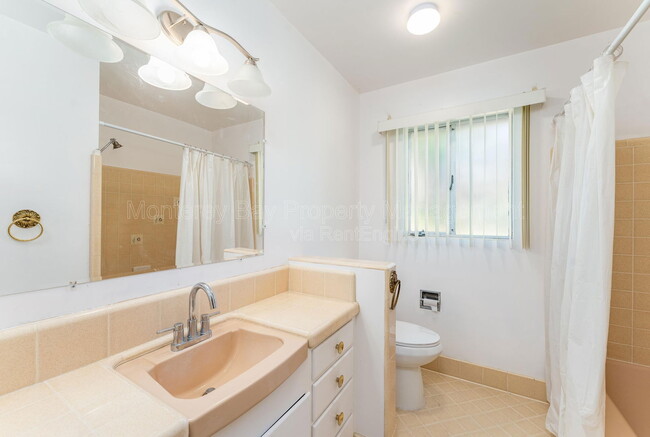 Building Photo - 1 El Caminito