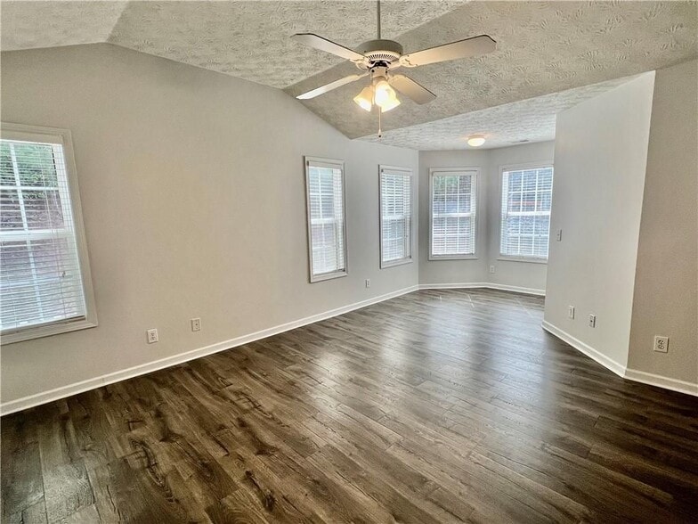 Building Photo - 324 White Oak Way