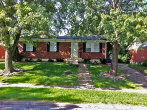 Building Photo - SUMMER SPECIAL-REDUCED RENT! LOVELY 3 BR H...