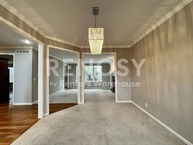 Building Photo - 5 Bedroom Home in Overland Park